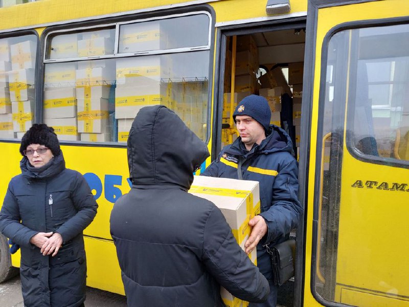 Допомагаємо жителям Донеччини

Протягом минулої доби рятувальники розвантажили та розвезли гуманітарну допомогу для громадян у населені пункти: