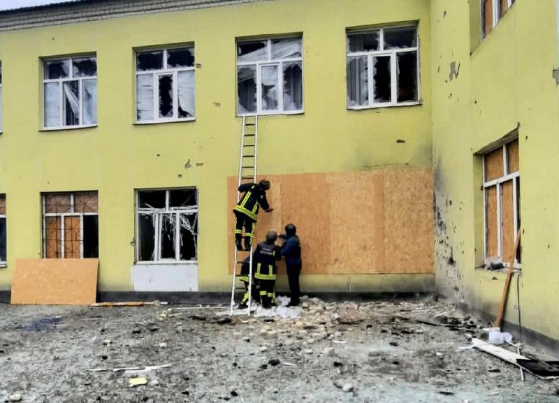 Херсонські рятувальники допомагають відбудовувати зруйновані ворогом будівлі