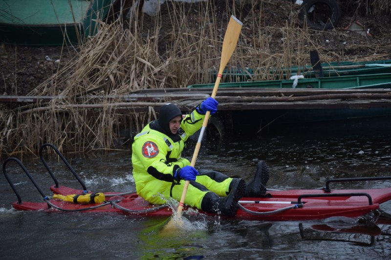 На найбільшій водоймі Рівного рятувальники провели навчання з порятунку людей на воді🏊