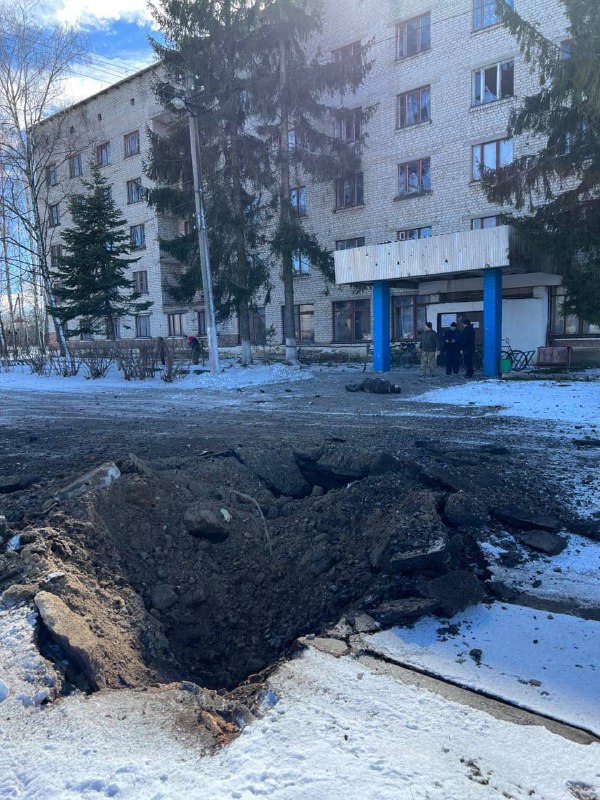 На Сумщині росіяни обстріляли селище Зноб-Новгородське. 

Нанесений ракетний удар в районі місцевого професійно-аграрного ліцею.