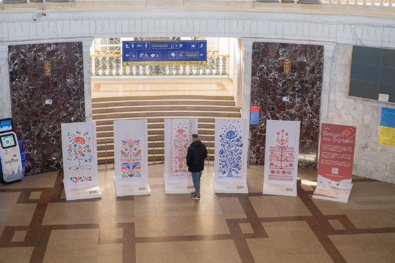 На залізничних вокзалах Дніпра, Харкова, Сум, Одеси та Чернігова відкрилася виставка “Вишиті болем” про сексуальне насильство воєнного часу