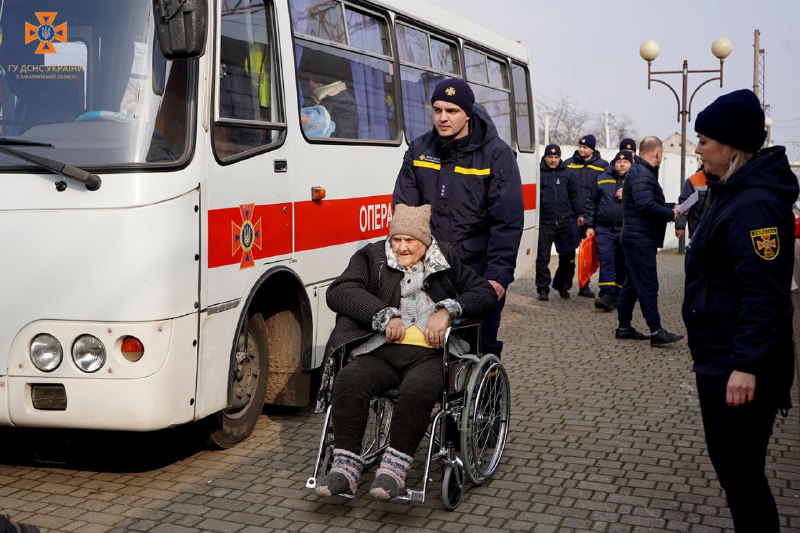 Закарпатські рятувальники зустріли евакуаційний потяг зі сходу України
7 родин, які до останнього не полишали...
