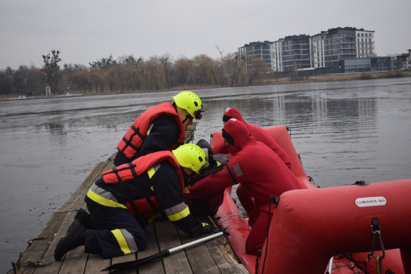 На найбільшій водоймі Рівного рятувальники провели навчання з порятунку людей на воді🏊