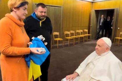 Українська журналістка подарувала Папі три символічні подарунки і запросила в гості