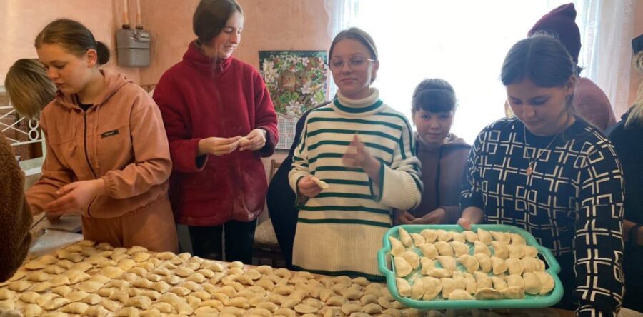 Жінки з Яворівської громади передали 120 літрів домашніх вареників на передову