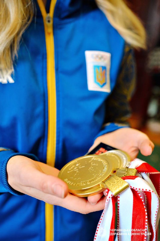 🏅Сьогодні вручив відзнаку «Вдячна Буковина» Оксані Суходєєвій , яка виборола титул чемпіонки Європи з пауерліфтингу.