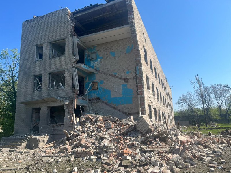 Четверо людей загинули внаслідок ракетного авіаудару по Авдіївці.

Росіяни атакували місто ракетами сьогодні зранку, поцілили у лікарню.