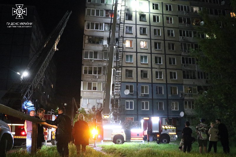 Дніпро: внаслідок пожежі загинув чоловік та постраждала жінка, 13 осіб врятували надзвичайники ⬇️