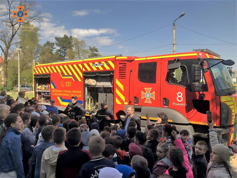Івано-Франківська область: рятувальники продовжують навчати дітей правил безпеки життєдіяльності
📌Детальніше