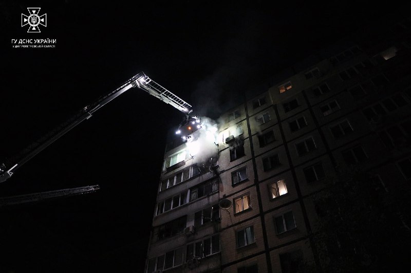 Дніпро: внаслідок пожежі загинув чоловік та постраждала жінка, 13 осіб врятували надзвичайники ⬇️