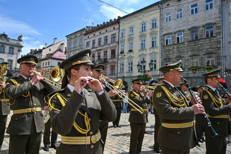 ⚡️ Сьогодні Львів відзначає своє 767-річчя

З цієї нагоди на площі Ринок відбулась урочиста церемонія підняття прапора міста