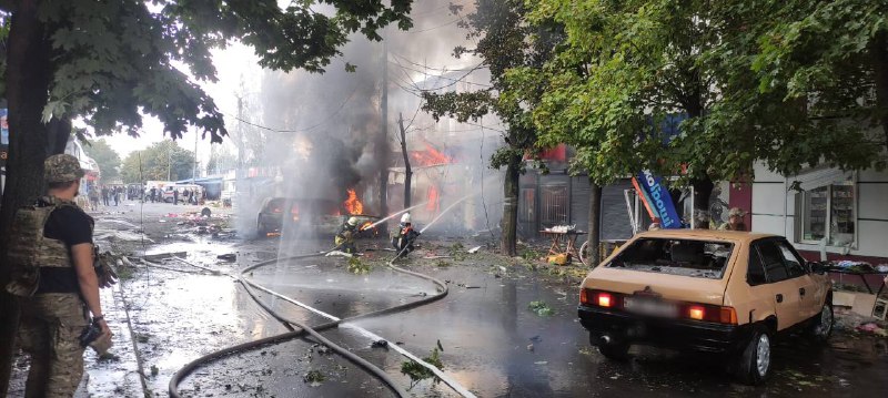 росія обстріляла ринок у Костянтинівці на Донеччині.

Постраждали 44 особи: 16 загинуло та 28 травмовано