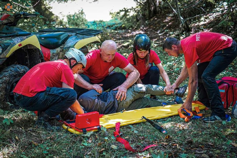 Закарпатські гірські рятувальники провели спеціальні навчання з порятунку людей