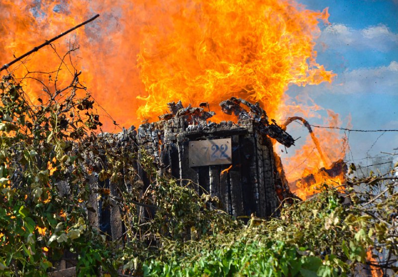 ❗️Минулої доби вибухи у Херсоні не вщухали

Зокрема, через ворожі обстріли виникли дві пожежі у селищі Зимівник