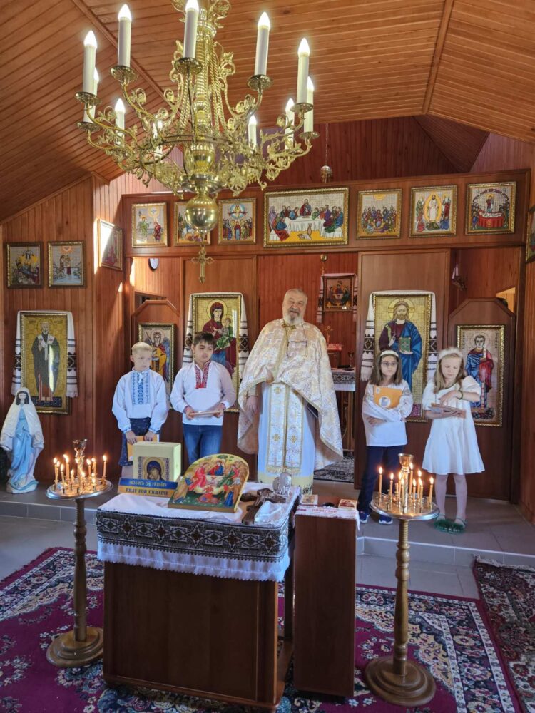 Четверо дітей приступили до Першої Сповіді на парафії Пресвятої Трійці міста Полтави