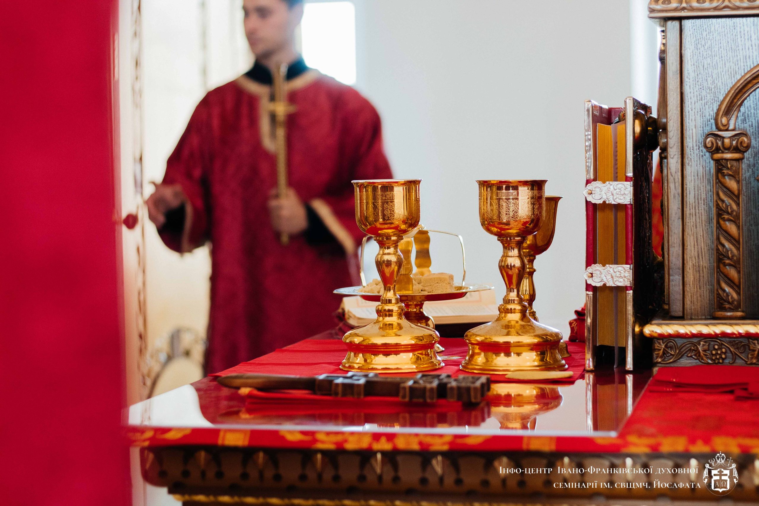 В Івано-Франківській духовній семінарії виставили для почитання частичку Животворящого Хреста Господнього