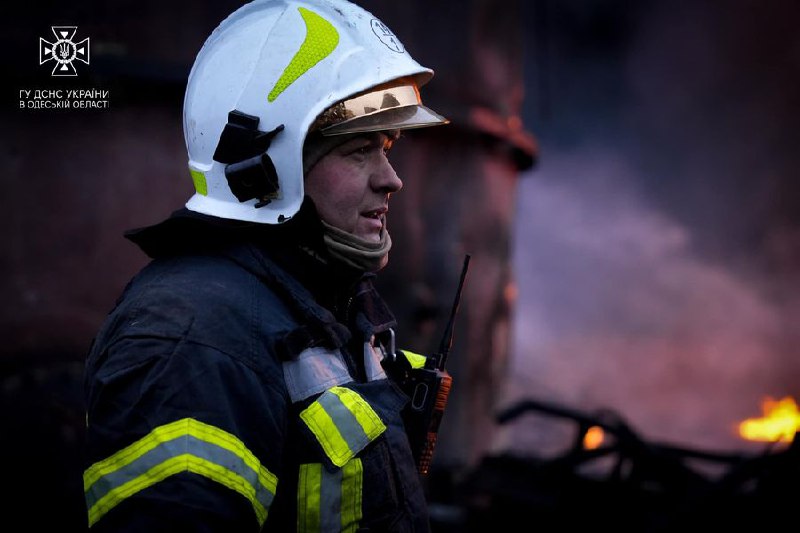 🔴 Одещина. Рятувальники ліквідували пожежу, що сталась внаслідок влучання в об'єкт енергетичної інфраструктури.