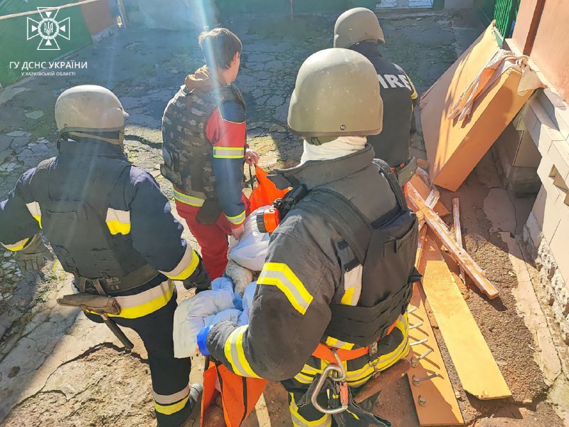 ❗️Харківщина: рятувальники та медики транспортували жінку зі зруйнованої ворожими обстрілами оселі