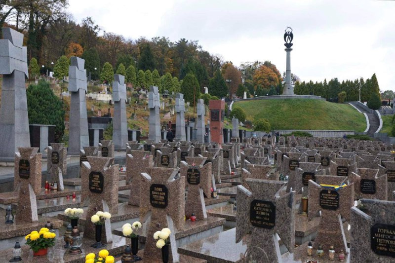 Сьогодні на Личаківському кладовищі вшановуємо памʼять тих українців, завдяки боротьбі й жертві яких 105 років...