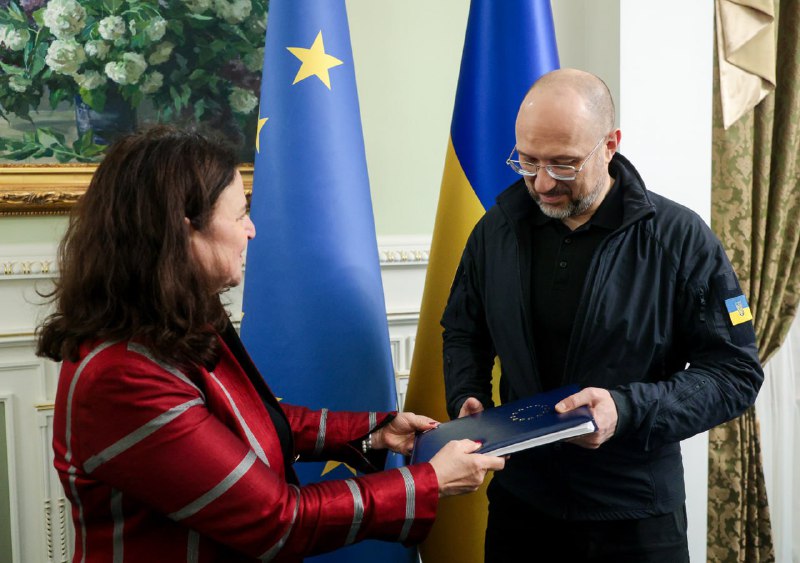 Офіційно отримав від пані посла ЄС в Україні Катаріни Матернової звіт Єврокомісії щодо України в межах Пакету розширення ЄС