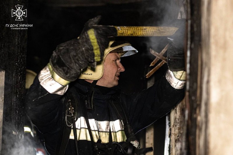 6 людей врятували вогнеборці під час нічної пожежі у Сумах

Горіла квартира на першому поверсі.