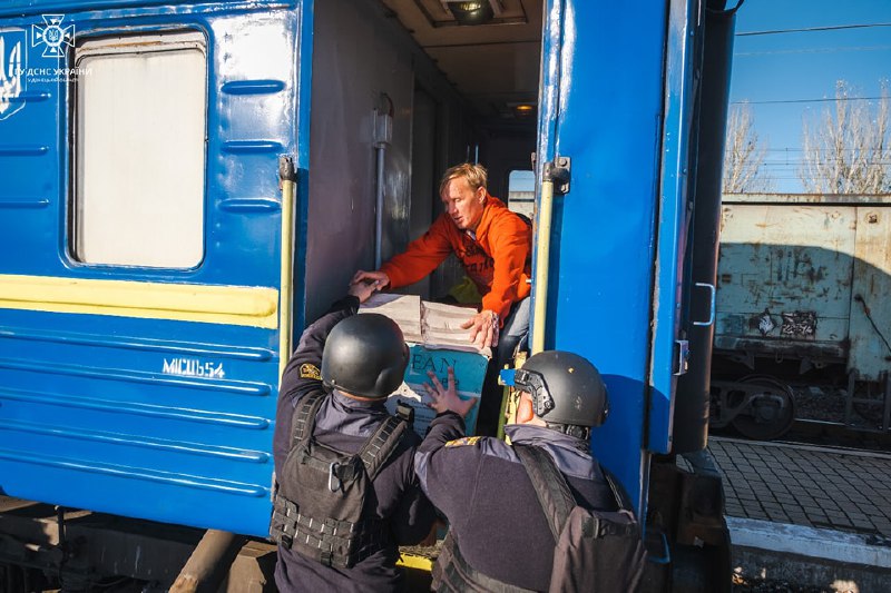 Донеччина.

За минулу добу рятувальники  надали допомогу під час евакуації в Покровському районі 88 особам