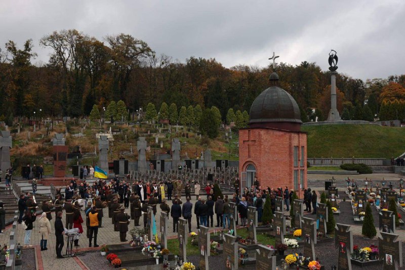 Сьогодні на Личаківському кладовищі вшановуємо памʼять тих українців, завдяки боротьбі й жертві яких 105 років...
