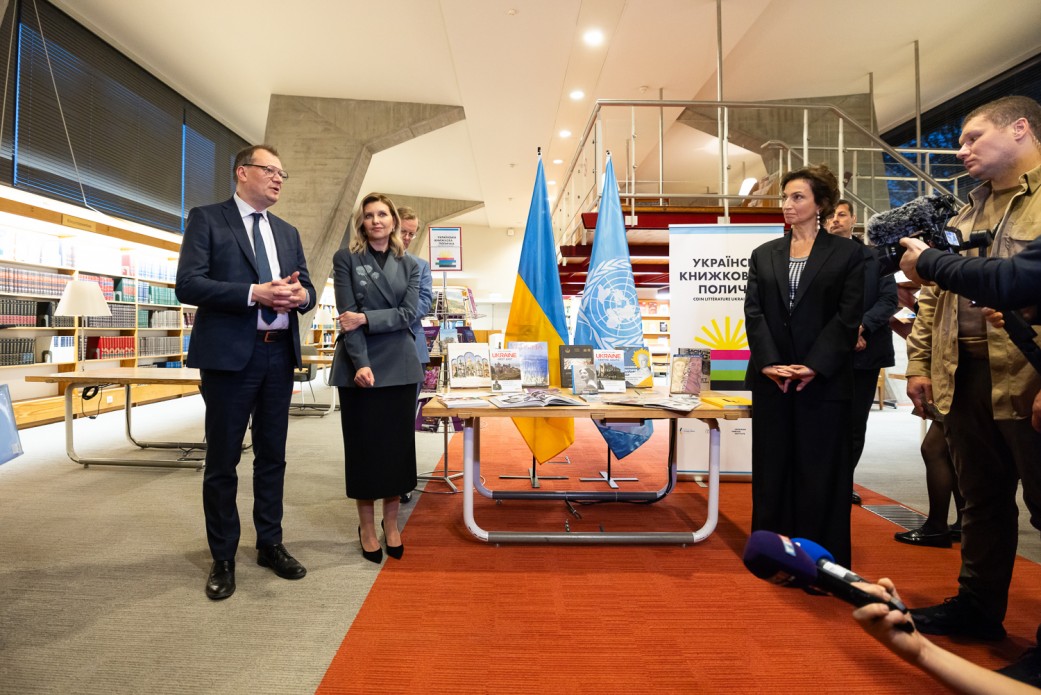 Перша леді України відкрила українську книжкову поличку в бібліотеці ЮНЕСКО