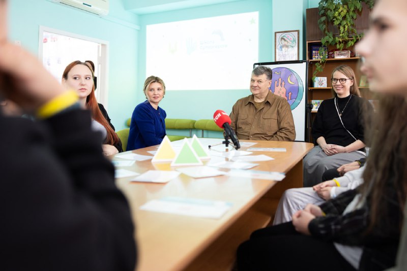 🟢 Сьогодні разом з Оленою Зеленською привітали з днем Святого Миколая дітей, які відвідують “Школи супергероїв”... 🟢 Сьогодні разом з Оленою Зеленською привітали з днем Святого Миколая дітей, які відвідують “Школи супергероїв”...