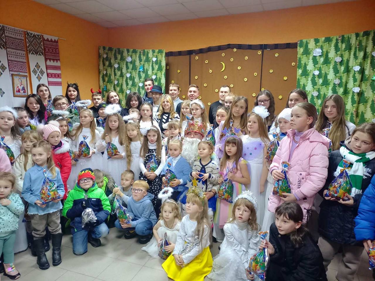 У Сільці відбулося свято св. Миколая для учасників катехитичної школи У Сільці відбулося свято св. Миколая для учасників катехитичної школи