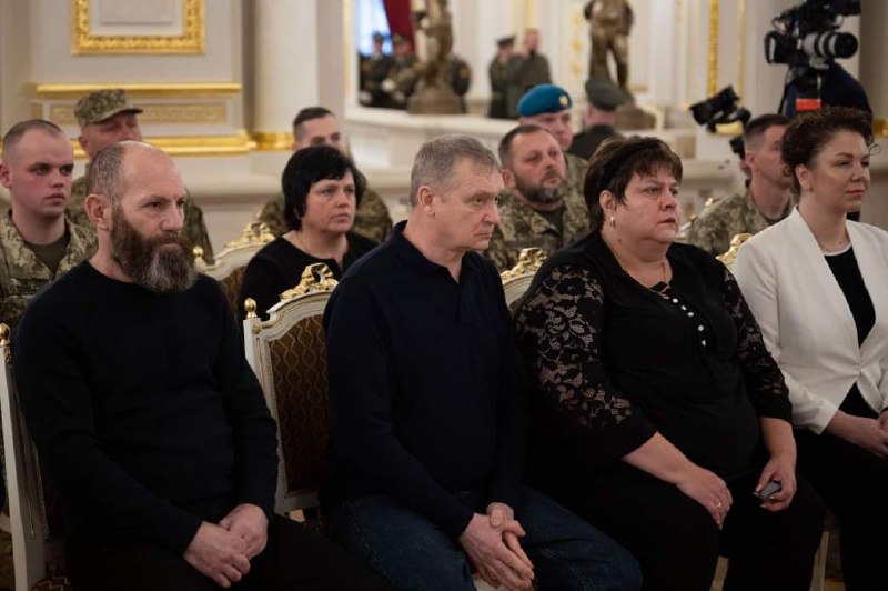 Батьки полеглого Героя України з Луганщини отримали від Глави Держави «Золоту зірку»