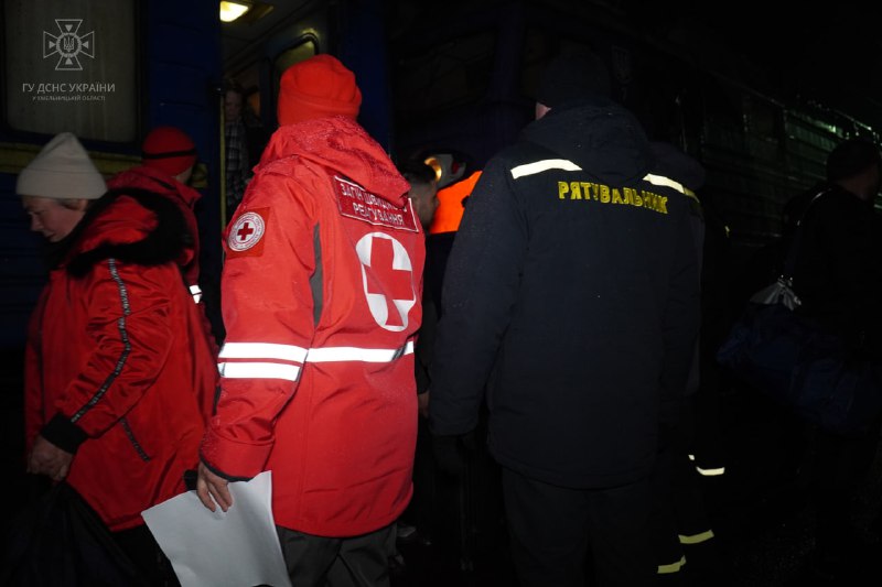 На Хмельниччину приїхав черговий евакуаційний потяг з Херсону

Рятувальники зустріли на пероні вокзалу прибулих