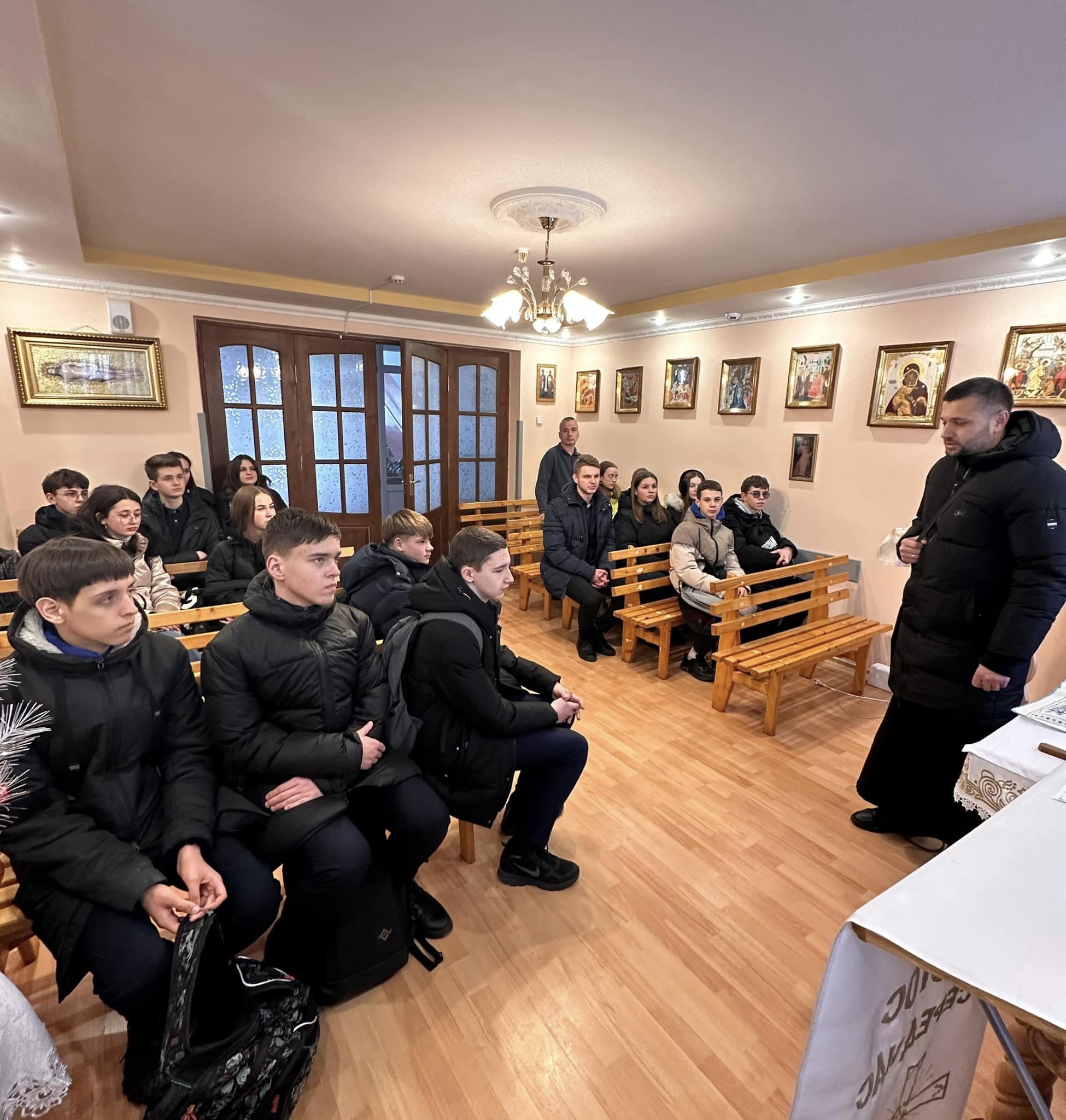 Благодійники із Католицького ліцею відвідали геріатричний пансіонат