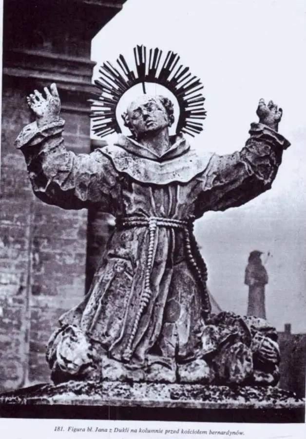 У Львові відновили скульптуру святого Яна з Дуклі з криниці бернардинського монастиря