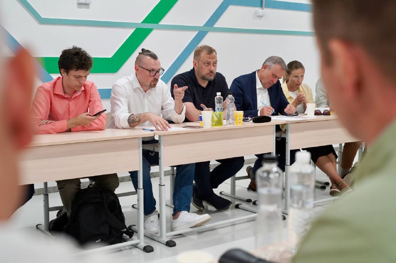 Разом із міністром у справах громад, територій та ВПО Віталієм Безгіним працювали в прикордонній Корюківській громаді. Разом із міністром у справах громад, територій та ВПО Віталієм Безгіним працювали в прикордонній Корюківській громаді.
