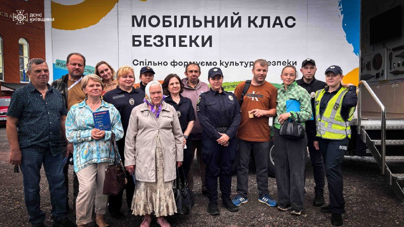 #Київщина: у Вишневому рятувальники проводять уроки мінної безпеки
Після ракетного удару рф територія Вишневого... #Київщина: у Вишневому рятувальники проводять уроки мінної безпеки
Після ракетного удару рф територія Вишневого...