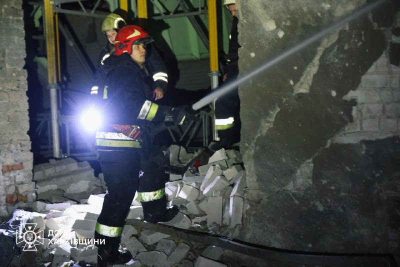 Харківщина: внаслідок нічної масованої атаки російських БпЛА виникли масштабні пожежі
У ніч на 7 листопада ворог атакував Чугуїв ударними БпЛА Харківщина: внаслідок нічної масованої атаки російських БпЛА виникли масштабні пожежі
У ніч на 7 листопада ворог атакував Чугуїв ударними БпЛА