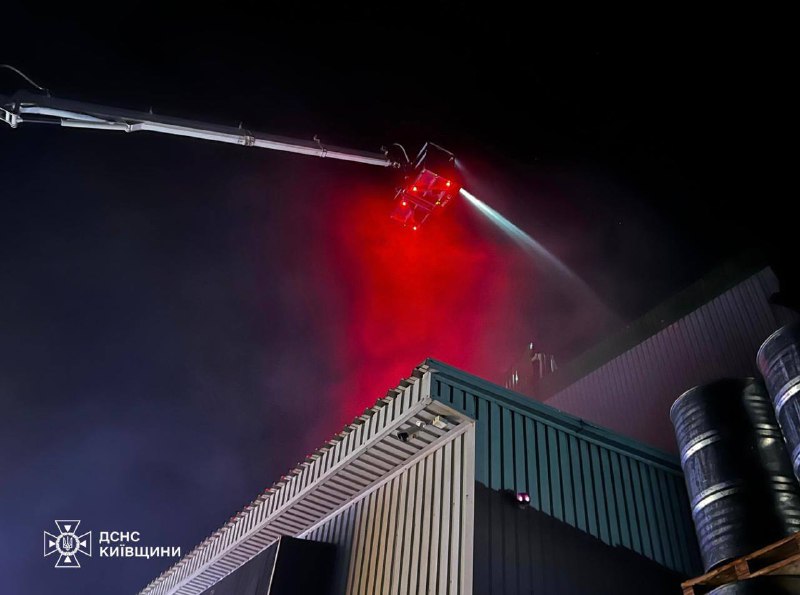 З ночі працюють наші екстрені служби на місцях російських ударів. Підлий обстріл З ночі працюють наші екстрені служби на місцях російських ударів. Підлий обстріл