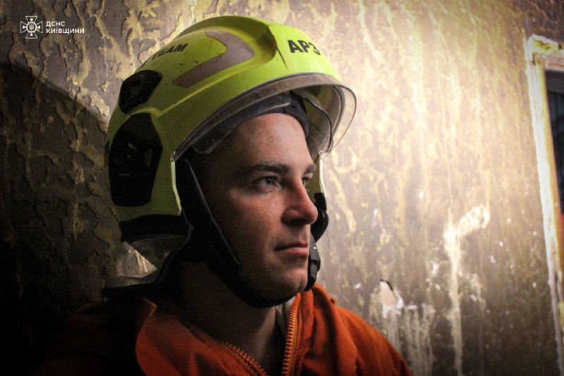 Після російських ударів в ніч на 14 листопада по Києву рятувальники аварійно-рятувального загону спеціального призначення м Після російських ударів в ніч на 14 листопада по Києву рятувальники аварійно-рятувального загону спеціального призначення м