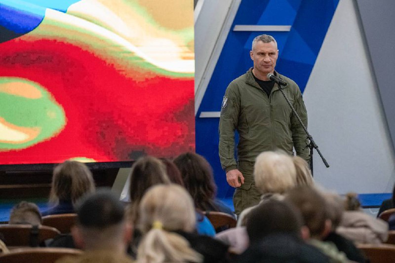 У День Соборності України, зустрівся з рідними загиблих Героїв-захисників та вручив нагороди від столиці —... У День Соборності України, зустрівся з рідними загиблих Героїв-захисників та вручив нагороди від столиці —...