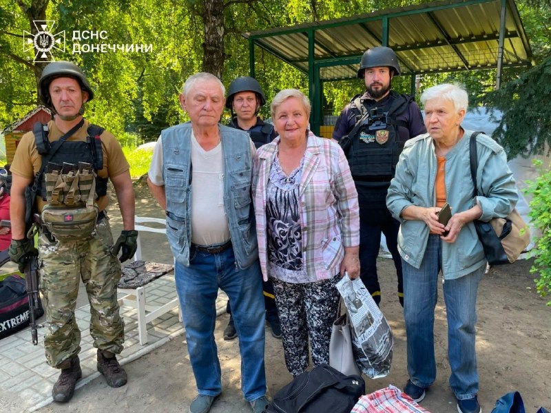 ❗За тиждень рятувальники евакуаційної групи «Фенікс» допомогли 16 людям залишити небезпечні райони Донеччини! ❗За тиждень рятувальники евакуаційної групи «Фенікс» допомогли 16 людям залишити небезпечні райони Донеччини!