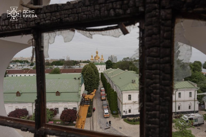 #Київ: тривають аварійно-відновлювальні роботи у Києво-Печерській лаврі після російської атаки 15 червня #Київ: тривають аварійно-відновлювальні роботи у Києво-Печерській лаврі після російської атаки 15 червня