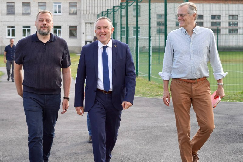 Разом із міністром у справах громад, територій та ВПО Віталієм Безгіним працювали в прикордонній Корюківській громаді. Разом із міністром у справах громад, територій та ВПО Віталієм Безгіним працювали в прикордонній Корюківській громаді.