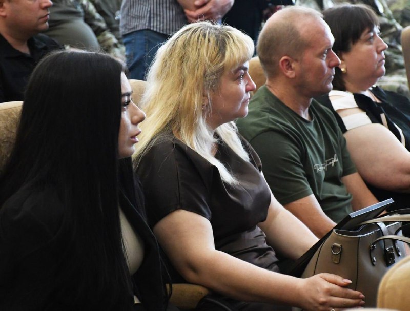Сьогодні виконав почесну і хвилюючу місію - вручив бойові нагороди рідним загиблих на фронті правоохоронців. Сьогодні виконав почесну і хвилюючу місію - вручив бойові нагороди рідним загиблих на фронті правоохоронців.