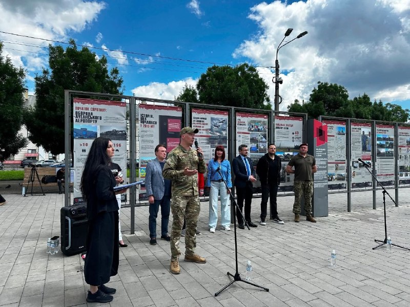 Пам’ять про оборонців Луганського аеропорту має бути вшанована окремою датою – у Києві відкрили тематичну виставку Пам’ять про оборонців Луганського аеропорту має бути вшанована окремою датою – у Києві відкрили тематичну виставку