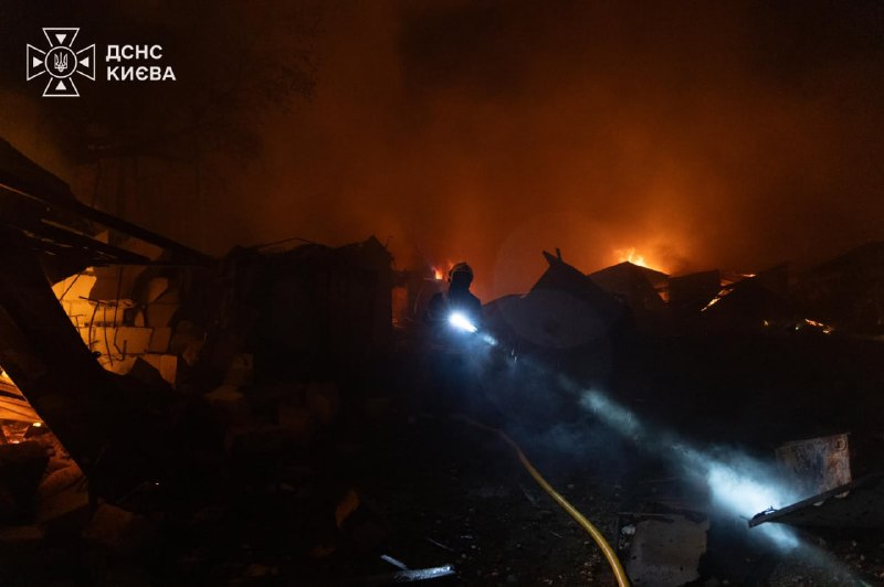 Сьогодні вночі ударами дронів Росія вбила трьох людей у Пухівці на Київщині: дідуся, бабусю та їхнього онука Сьогодні вночі ударами дронів Росія вбила трьох людей у Пухівці на Київщині: дідуся, бабусю та їхнього онука