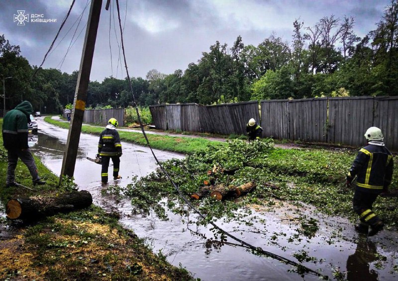 ⛈ Негода в Україні: рятувальники ліквідовують наслідки стихії!
Сильні дощі та шквальний вітер наробили лиха у Києві ⛈ Негода в Україні: рятувальники ліквідовують наслідки стихії!
Сильні дощі та шквальний вітер наробили лиха у Києві