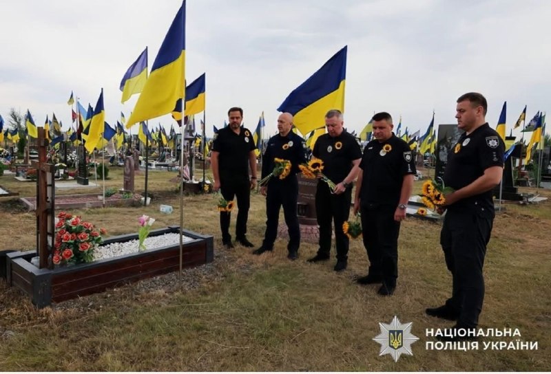 Поліцейські Луганщини вшанували пам’ять загиблих колег
Напередодні Дня пам’яті загиблих Захисників України... Поліцейські Луганщини вшанували пам’ять загиблих колег
Напередодні Дня пам’яті загиблих Захисників України...