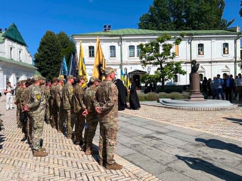 ОСВЯЧЕННЯ ВЕЛИКОГО ГЕТЬМАНА
Сьогодні було освячено бюст гетьмана Івана Мазепи, який розташований у Києво-Печерській Лаврі ОСВЯЧЕННЯ ВЕЛИКОГО ГЕТЬМАНА
Сьогодні було освячено бюст гетьмана Івана Мазепи, який розташований у Києво-Печерській Лаврі