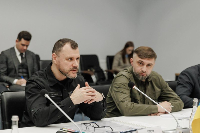 Сьогодні у Львові провів зустріч із міністром внутрішніх справ та адміністрації Польщі Марціном Кервінським. Сьогодні у Львові провів зустріч із міністром внутрішніх справ та адміністрації Польщі Марціном Кервінським.